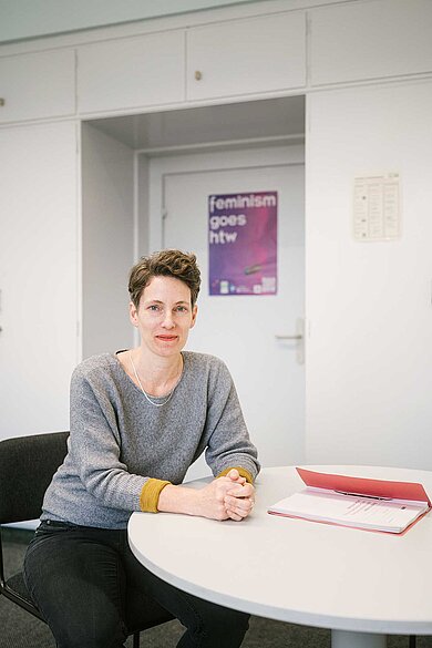 Frau am Tisch