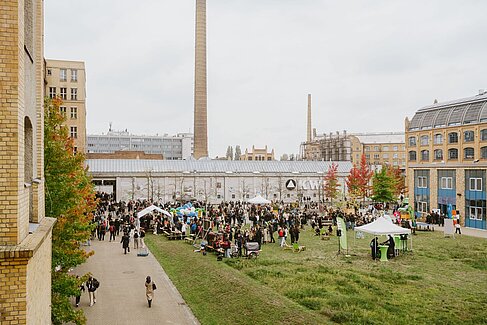 Viele Menschen und Infostände im Innenhof am Campus WH zur Erstsemesterbegrüßung © HTW Berlin/Alexander Rentsch