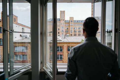 Dustin Helwig blickt aus dem Fenster