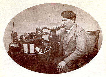 Thomas A. Edison, wie er 1888 in den von ihm erfundenen Phonographen spricht