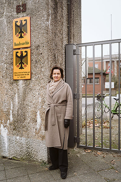 Regine Buchheim steht an einem Tor