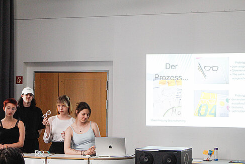 Schüler*innen bei einer Präsentation