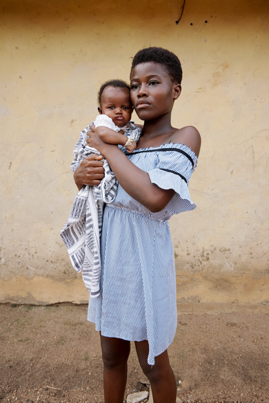 Eine Frau hält ihr Baby im Arm, aus der Bilderserie "Holy Women"