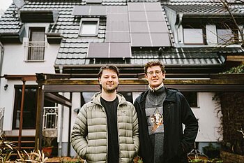Zwei Männer vor einem Haus