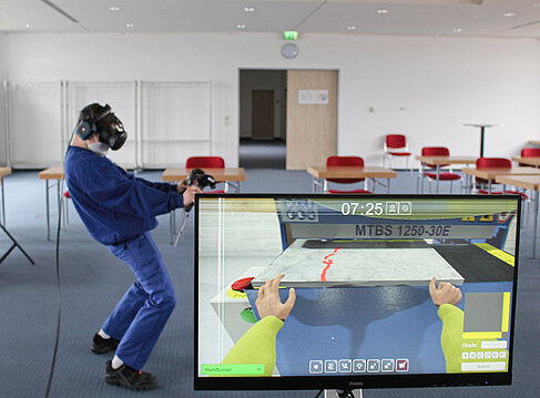 Mann in einer virtuellen Werkstatt