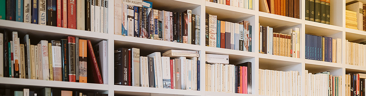 Bücherregal