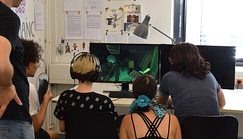 Studierende testen ein Spiel