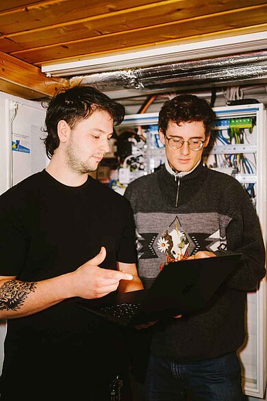 Zwei Männer mit Laptoo