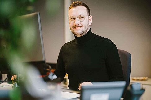 Matthias Sanner am Schreibtisch © HTW Berlin_Alexander Rentsch Matthias Sanner