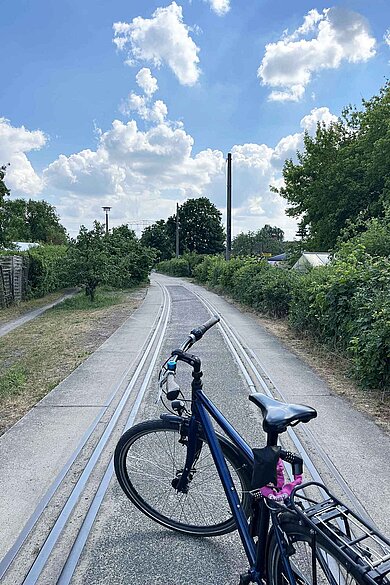 Fahrrad vor Bahngleisen 