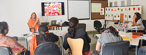 [Translate to Englisch:] Katrin Hinz during a workshop at the National Institute of Design in Bangalore, India