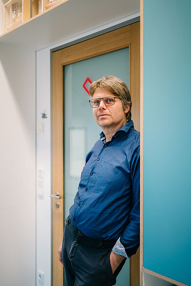 Prof. Sebastian Feucht im Türrahmen seines Büros