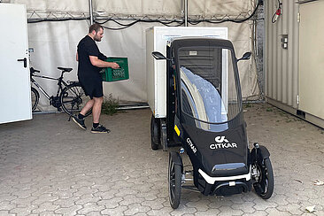 Mann und Cargobike
