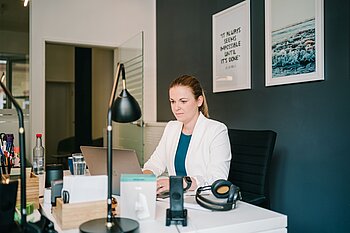 Nadine Bortscheller in ihrem Büro