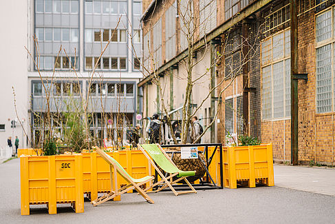Entspannt: temporär begrünte Fußgänger-Zone am Campus Wilhelminenhof © HTW Berlin/Alexander Rentsch