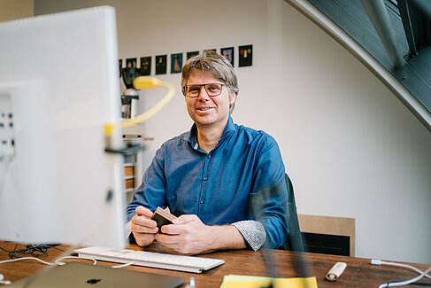 Prof. Sebastian Feucht am Rechner
