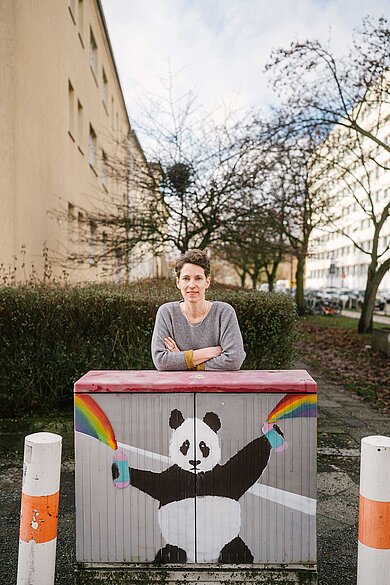 Frau am Stromzählerkasten 