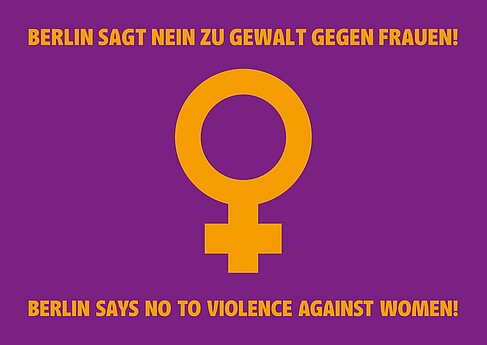 Die Aktionsflagge zeigt das Venussymbol (Kreis mit Kreuz darunter) und den Schriftzug "Berlin sagt NEIN zu Gewalt an Frauen" in orange auf lila Grund. © SenGPG