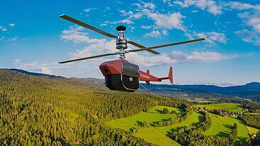 Drohne fliegt über hügelige Landschaft