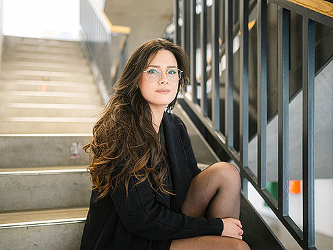 Julia Noack sitzt auf einer Treppe