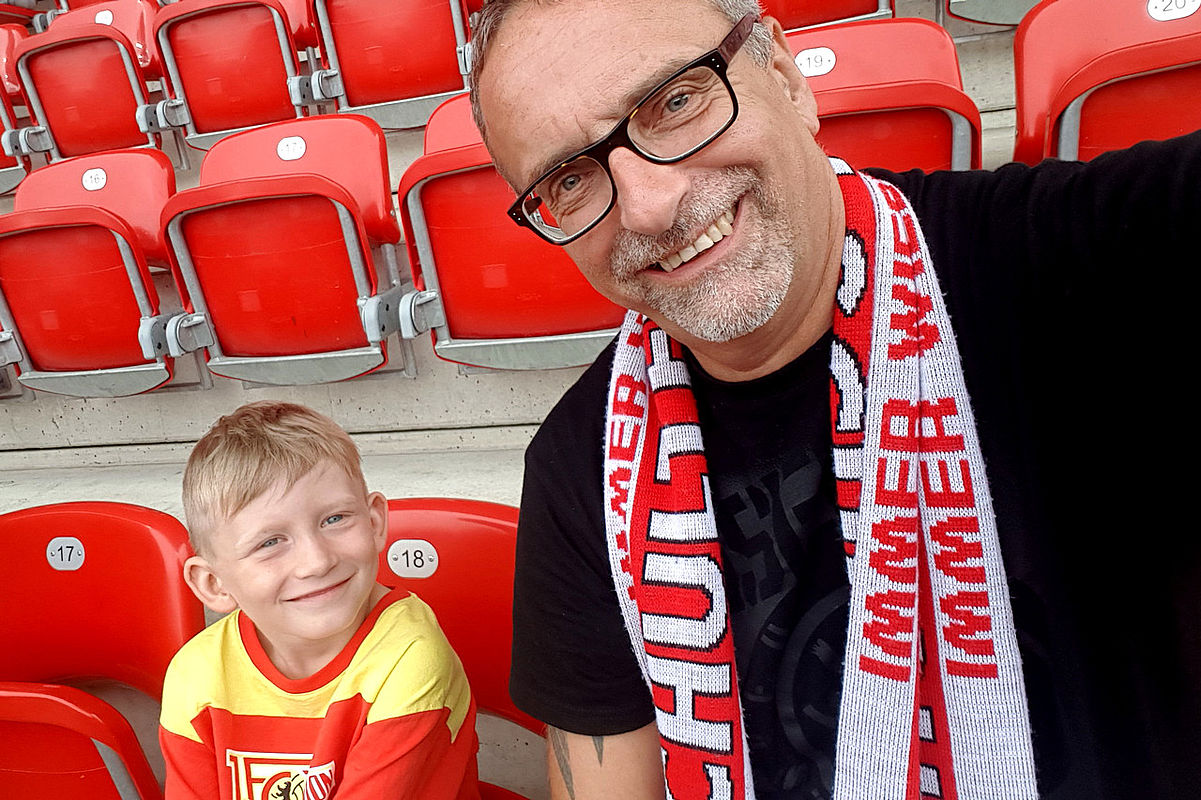 Bernd Räke mit Enkel