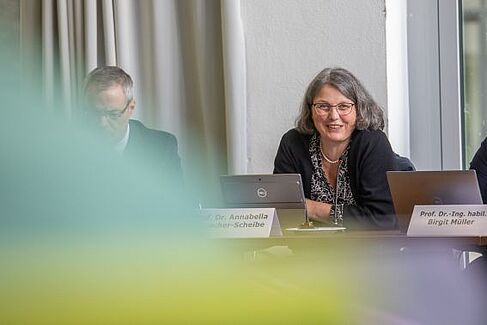 Präsidentin Annabella Rauscher-Scheibe, neben ihr Kanzler Tilo Wendler