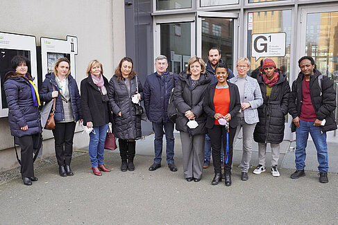 Menschen vor einem Gebäude