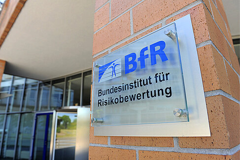 Schild mit der Aufschrift Bundesinstitut für Risikoforschung