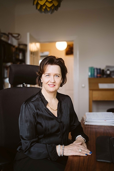 Regine Buchheim sitzt am Schreibtisch