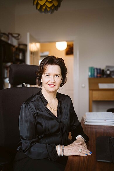 Regine Buchheim sitzt am Schreibtisch