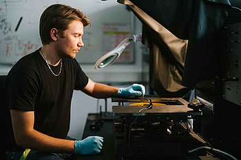 Nicolas Otto im Laserlabor © HTW Berlin_Alexander Rentsch