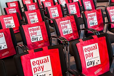 Equal Pay Day Taschen © BPW germany e.V./Businessfotografie Inga Haar