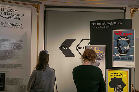 Exponate in einer Ausstellung