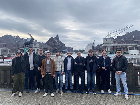Gruppenfoto am Westhafen © privat
