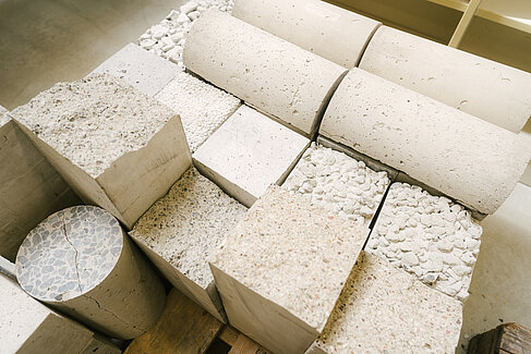 Beton-Probekörper auf einer Palette
