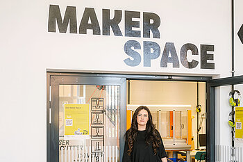 Julia Noack vor dem Schriftzug Maker Space
