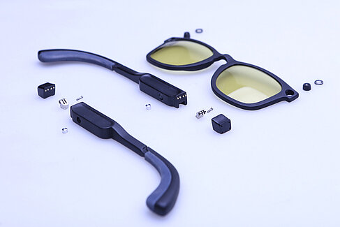 Brille in Einzelteilen