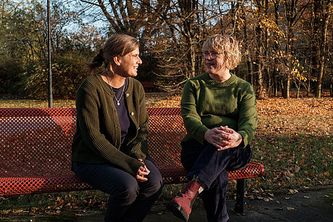 Hanna Dobrovoda und Noreen Rumschüßel im Gespräch