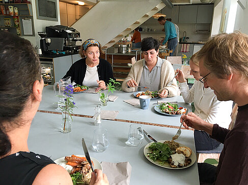 Menschen beim Essen an einem Tisch