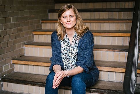 Maren Hüttig auf einer Treppe sitzend am Campus Wilhelminenhof © HTW Berlin/Alexander Rentsch