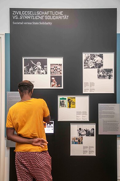Mann vor Ausstellungswand