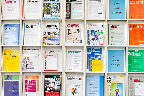 Zeitschriftenschrank in der Bibliothek 