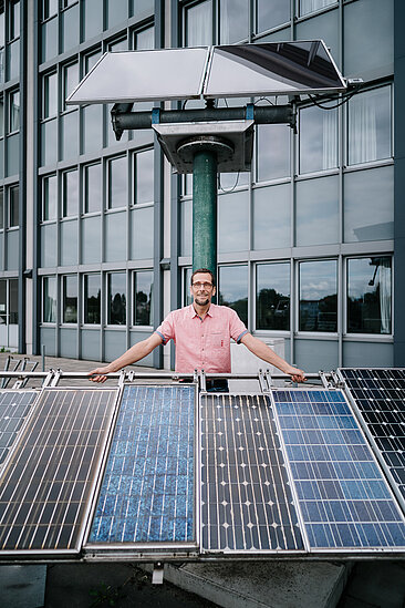 Volker Quaschning vor einem Solarmodul