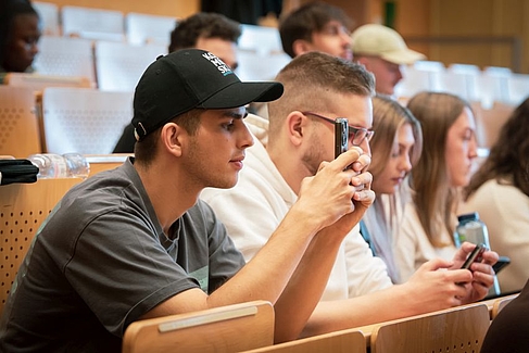 A student takes a picture with his mobile phone © HTW Berlin/Tobias Golla