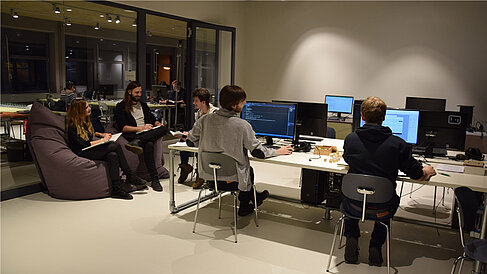 Studierende an Rechnern
