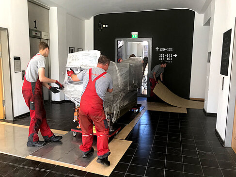 Anlieferung 3D-Strickmaschine