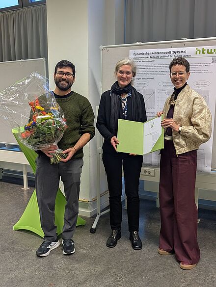 Drei Menschen mit Urkunde