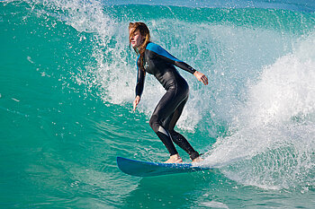 Kalina Sperber beim Surfen