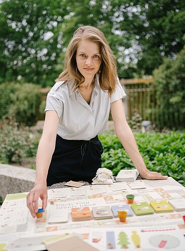 Antonia Bartning setzt eine Figur auf dem Brettspiel