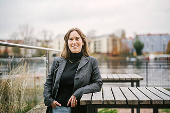 Lena Scholpp an der Spree